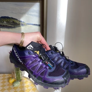 Salomon - Coola skor från Salomon, tycker de är svinballa men tyvärr lite små på mig. Väldigt små i storleken, är vanligtvis 39/40. Frakt tillkommer 