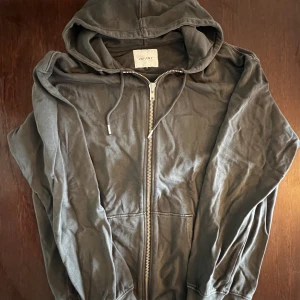 Valient zip hoodie  - Grafitgrå zip. Ykk dragkedja som känns ovanligt robust och bra kavlité (imo). OBS: Orange textruta i höger nederkant på ryggen. Pm för frågor eller fler bilder!:) 