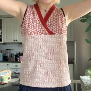 Linne - 00s linne med mönster. Man kan ha den bakomfram också!! 