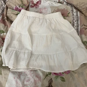 Vit kjol - Fin sommar kjol som inte kommer till användning 💞🌺