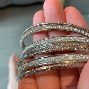 7 st jätte söta silver armband. - Säljer mina jätte fina silver armband från ur&penn pågrund av att dom inte kommer till andvändning. Ordinarie pris är 59 kr. 💗