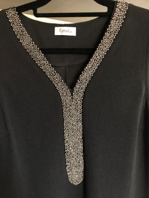 Klänning svart - Svart stilig klänning Längd 95 cm Som ny 