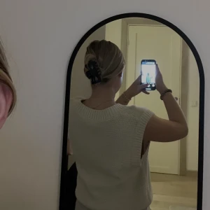 beige väst  - jag säljer min stickade väst ifrån Lindex. I kameran ser den mer vit ut men skulle säga att den är mer natur vit/beige. 