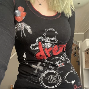 desigual topp - en supercool desigual topp som jag älskar men aldrig riktigt använder🫶kan inte hitta någon storlek men jag är en S och den sitter perfekt på mig så skulle säga att den är i storlek S💗