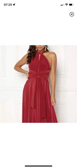 Balklänning - Super fin balklänning som går att knyta på massor av olika sätt💕Endast använd en gång