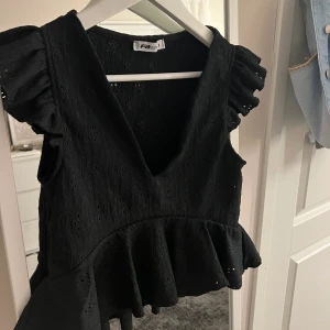 Svart topp - Supersöt svart topp!!