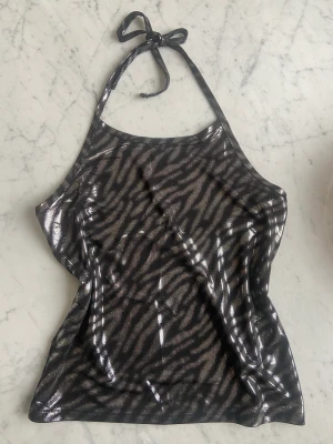 Halterneck  - Festlig halterneck topp! Skimrar mkt. Uppskattad storlek xs-m beroende på önskad passform 🫶🏽