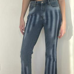Så himla fina jeans köpt på Humana<3 De är 72cm midja och 78cm Innerbenslängd.