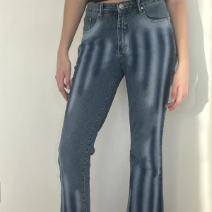 Finaste randiga jeans!!<33 - Så himla fina jeans köpt på Humana<3 De är 72cm midja och 78cm Innerbenslängd.