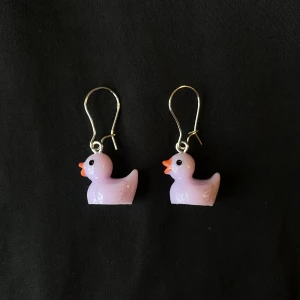 Örhängen med ankor🐥 - Örhängen med berlocker i form av lila ankor. Vid beställning får du själv välja vilken typ av krokar du föredrar (se bild 2 och 3). Så matchar jag dem med berlocken. Frakt tillkommer!🐥