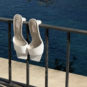 Vita klackskor - vita klackar i stl 38 från nelly🌸säljer då jag aldrig fått användning av dom! Så i nyskick😍nypris 349