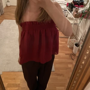 Söt top - Skitfin top från mango, helt oanvänd. Går även att använda som kjol. Man kan även ha den med band. Skriv för frågor eller fler bilder💗💗