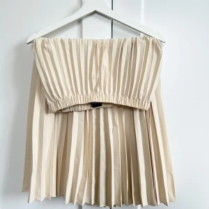 Beige kjol - Beige kjol från Gina tricot i storlek 36🤍Använd en gång🫶🏼