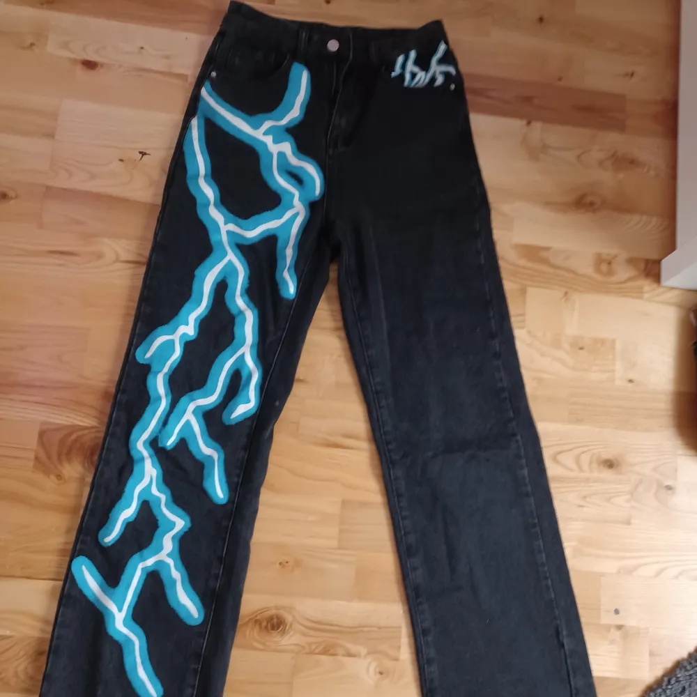 Ett par jätte snygga svarta jeanse med blåa blixtar på men som tyvärr inte passar mig längre⚡️Knappt använda och är storlek 34, dom är köpta för 229 men säljs för 100kr🌧. Jeans & Byxor.