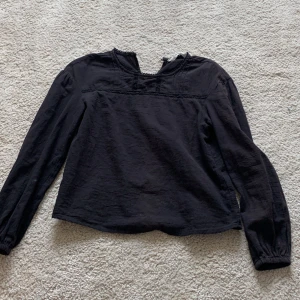 Blus  - Söt blus ifrån H&M säljer då jag inte använder den längre, bra skick   Storlek 146 men kan passa xxs eller 152❤️köparen står för frakten, tveka inte att höra av er och priset kan diskuteras