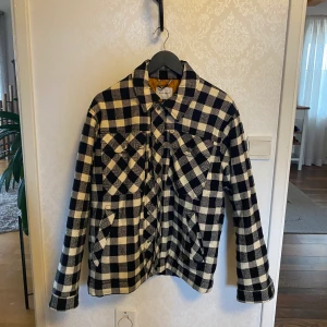 Vailent jacka - Säljer min jacka på grund av att den inte längre passade min stil. Sparsamt använd, skick 9/10