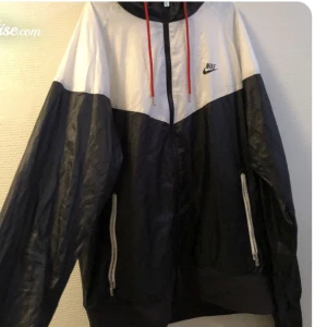 Nike jacka  - Fin jacka i fint skick, använd fåtal gånger men inga tecken på använd. 