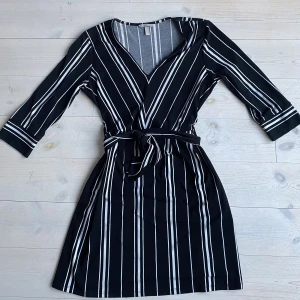 Klänning randig - Klänning från H&M, perfekt till kontoret! Använd 2 ggr så skicket är som ny! 