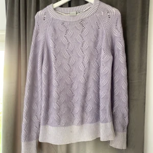 Stickad tröja  - Säljer min super sköna stickade-tröja.  Köptes för 499 kr 💘