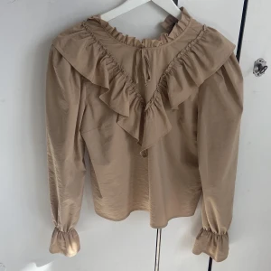 Blus - Supersnygg blus i fin beige färg, från Gina🥰