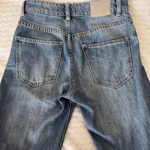 Jeans från sinsay som är boot cut/straight med slit. De är i storlek 32 och i mycket bra skick. Säljer pga att de har blivit för små.