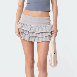 Edikted kjol - En super snygg minikjol från Edikted med prislapp kvar!!! Super skön och as snygg till sommaren!!!