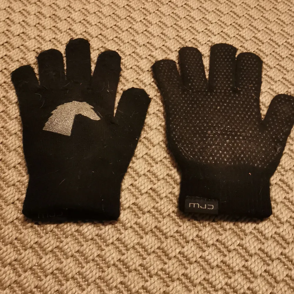 Det är ett par lite tunnare handskar och det är gummi så att man får bra grep sä att det inte hliger ut tyglarna! . Övrigt.