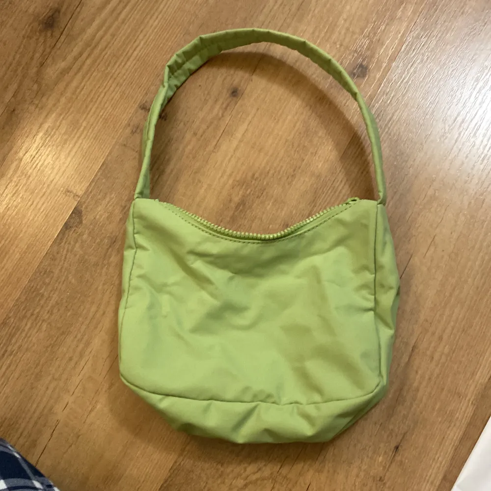 Säljer denna somriga gröna väska eftersom den aldrig kommer till användning. . Väskor.