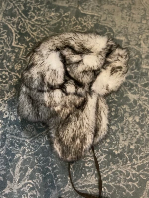 mössa  - Säljer denna sköna mössan. Knappt använd men väldigt mysig att ha på sig!