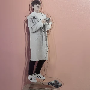 Bts acrilyc stand - Acrylicstand av Taehyung från BTS. 20 cm i höjd, 10cm i bredd. 