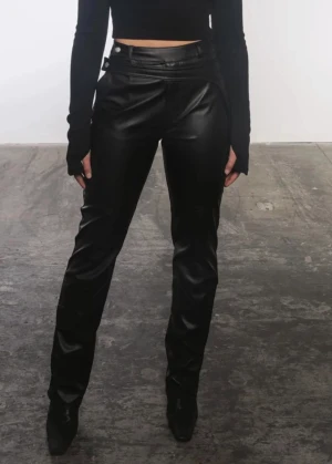 A - dsgn skinnbyxor - Säljer dessa skitsnygga byxor nypriset är ca 800