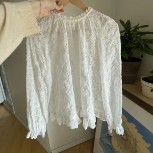 Vit blus - Supersöt somrig blus med fina detaljer som tyvärr inte kommer till användning, bra skick och nästan oanvänd. ❤️‍🔥