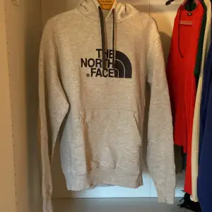 Grå hoodie från the north face från killavdelning i storlek S. Svaga syn av användning men inget som syns direkt