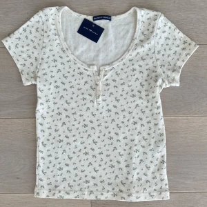 Brandy Melville topp  - Säljer denna topp från Brandy Melville, aldrig använd med lappen på!💗💗