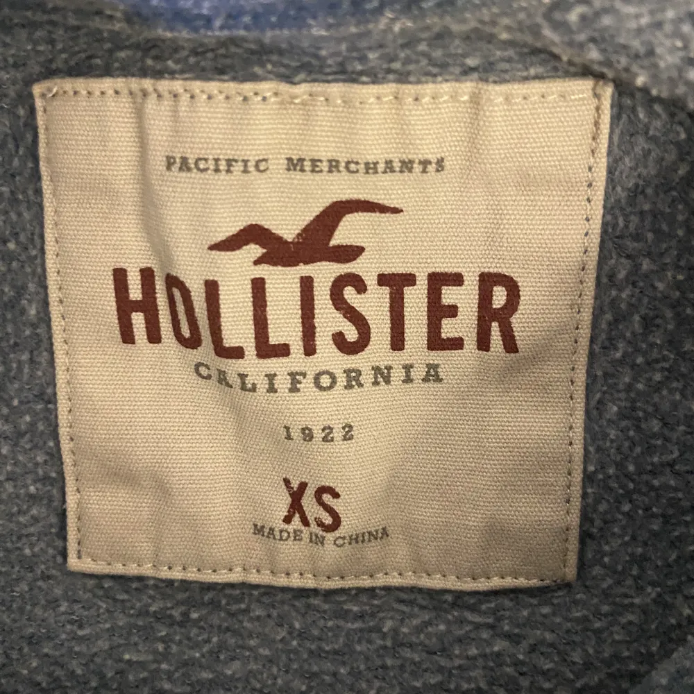 Hejsan! Jag säljer min fina Hollister hoodie. Jag säljer den pågrund av att jag har växt ur den.😊. Hoodies.