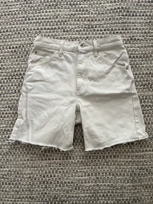 Uniqlo jeansshorts  - Inga anmärkningar på skicket. Kan hämtas i Torslanda eller postas spårbart med postnord 