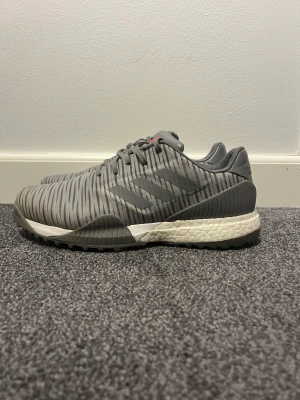 Golfskor  - Ett par väldigt fina och sköna golfskor i märket Adidas dom är köpta på dormy i Göteborg för ungefär 1500kr skicket är väldigt bra på dom nästan som nya, dom tål även vatten och är en golf sko som är väldigt skön och även snygg om det nu är viktigt.
