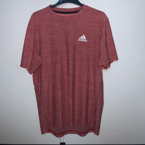 Träningströja  - Adidas träningströja. Köpt på Intersport för 400kr. Helt okej kvalite. Inte använd så mycket. 