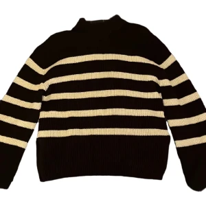 Stickad Tröja  - Stickad tröja från Kappahl i storlek Xs, använd endast 2 gånger💕
