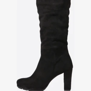 Mocka boots - Perfekta högklackade boots i mocka, helt oanvända och superfina. Säljer då de inte kommit till användning. Nypris 799 kr.