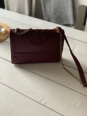 Väska från Tory Burch - Säljer denna vackra väska från tory burch, den har några små märken på hörnen därav priset 