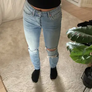 Snygga håliga jeans från Gina Tricot i storlek 36💖