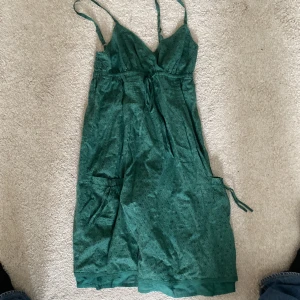 Kläning - Säljer min fina kläning från edc by esprit! Man kan reglera längd på banden vilket gör att storleken kan bli både mindre och större😍pris kan diskuteras!!