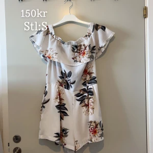 Tröja/byxor  - Den är vit med blommor på. Oanvänd!