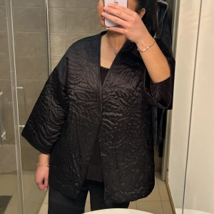 Tunn jacka  - Perfekt till våren och helt oanvänd, följer med band till jackan!  