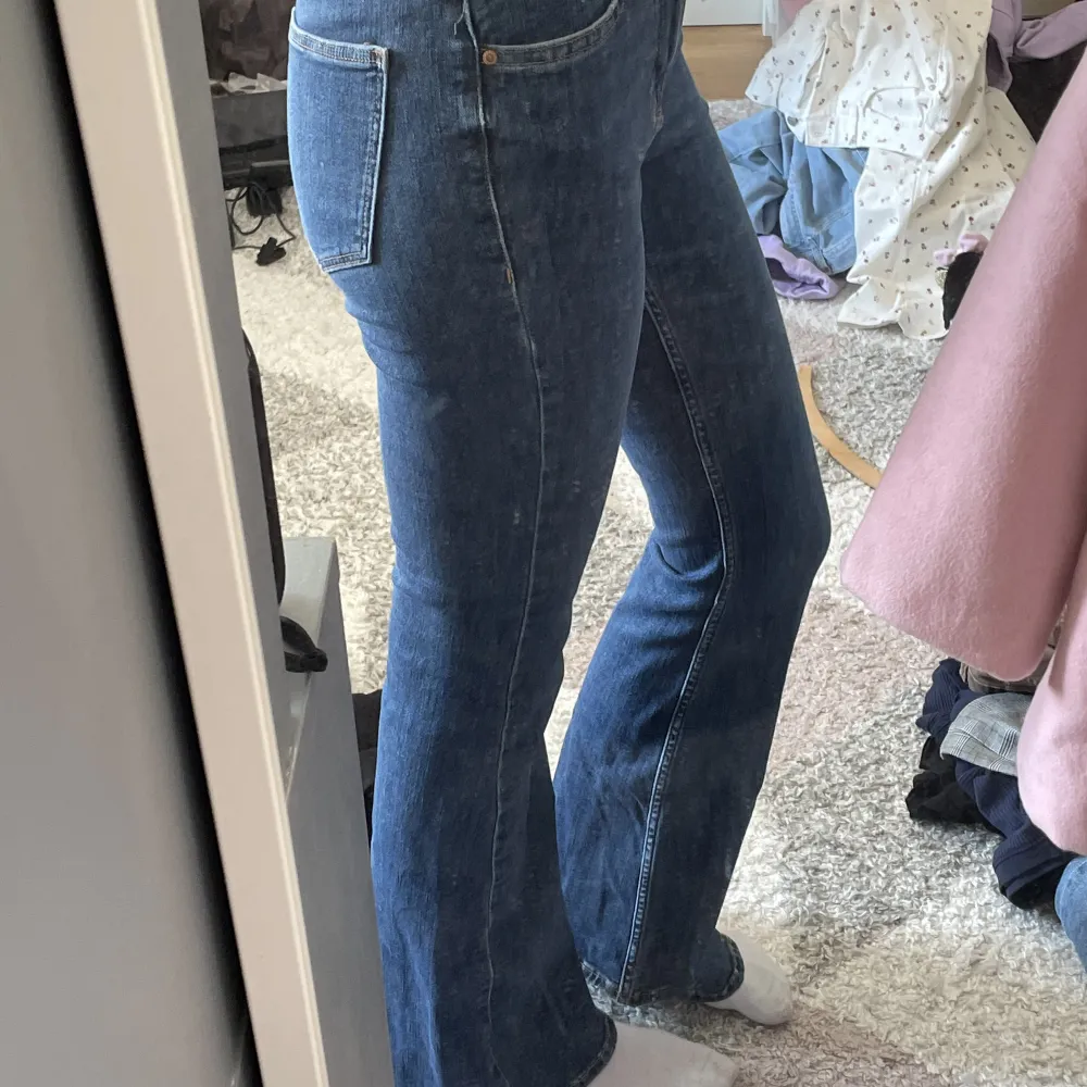 Flared jeans, jättefina och bra passform💙Inga defekter och i bra skick. Jeans & Byxor.