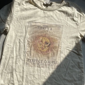 T-shirt  - Superfin pastellgul t-shirt💛Små fläckar vid ena axeln (bild 3) som är grön målarfärg annars inga defekter🌞Står storlek XL men sitter som en S ungefär 