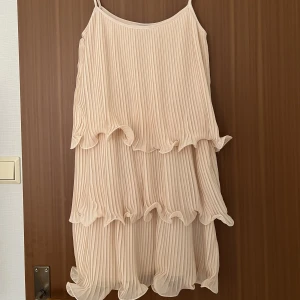 Klänning  - Klänning med volanger från h&m, så fin