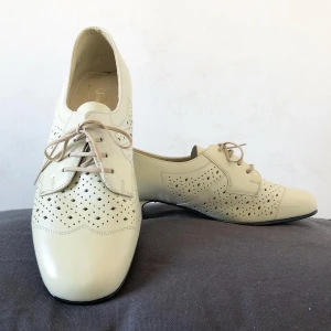 Vintage skor - Äkta vintage skor från 70-talet, supercharmiga och aldrig använda! Storlek 6, så motsvarighet är 38-39. Off-white 🤍