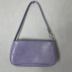Lila handväska - En lila handväska, finns inte så mycket och skriva om den.